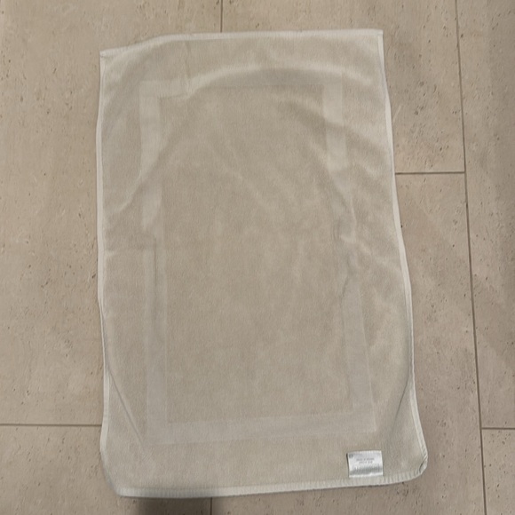 Restoration Hardware bath mat - Picture 2 of 4